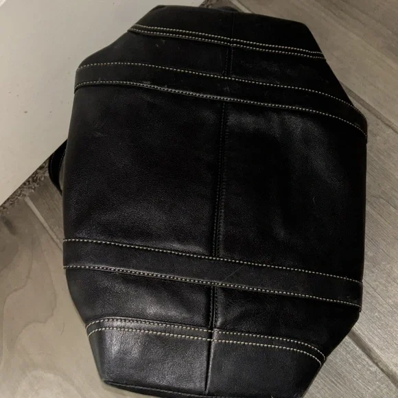 Authentic Coach leather shoulder bag. Excellent used condition! - Picture 5 of 6